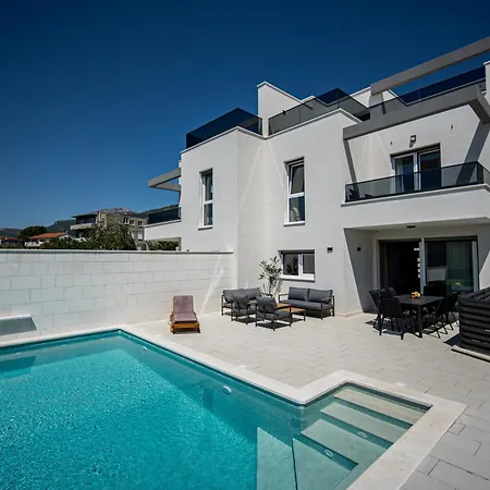 Lucis Villa