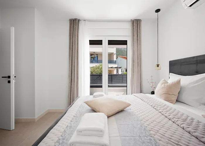 Lucis Villa Kastela